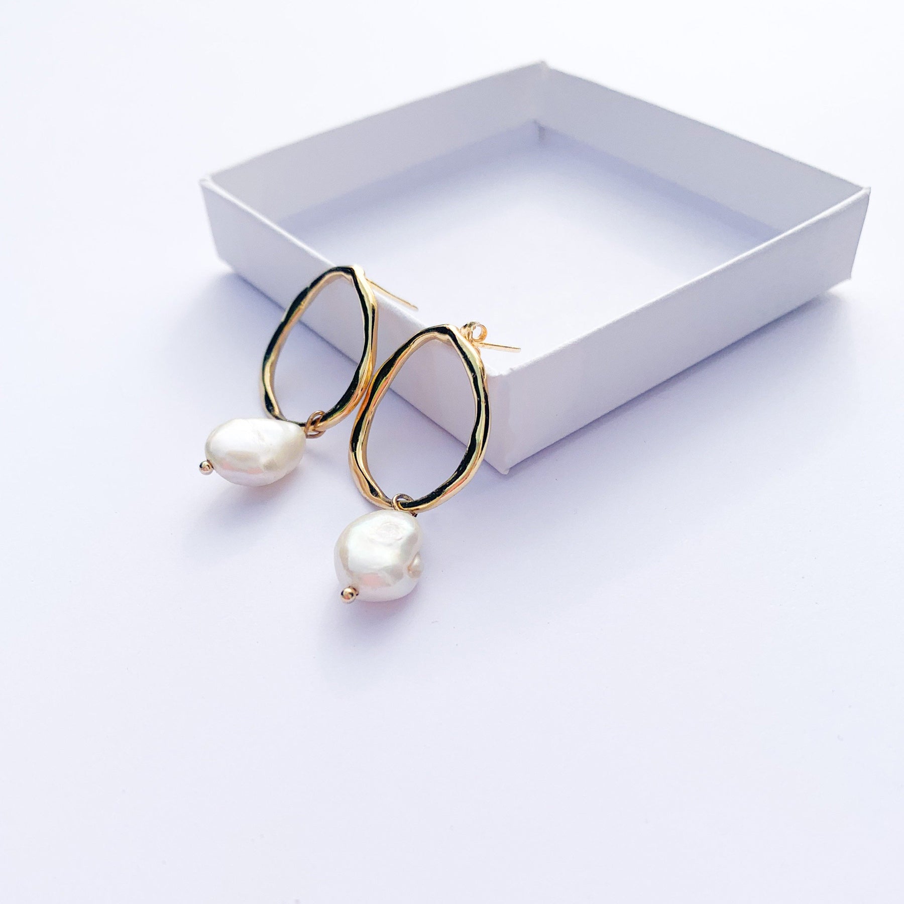 FIJI PEARL EAR HOOPS ORECCHINI