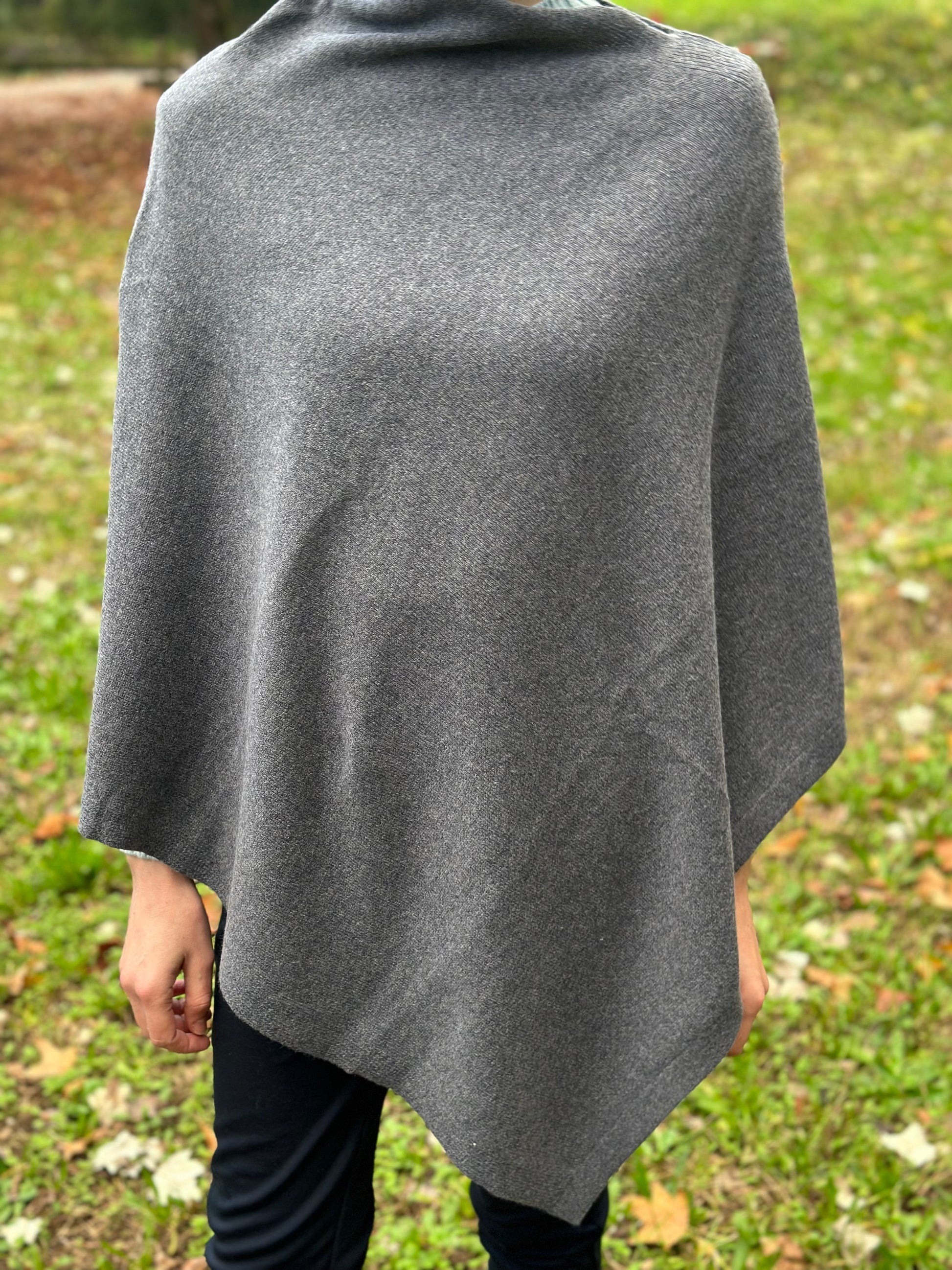 Mantella asimmetrica donna in lana merino extrafine cashmere e seta-0