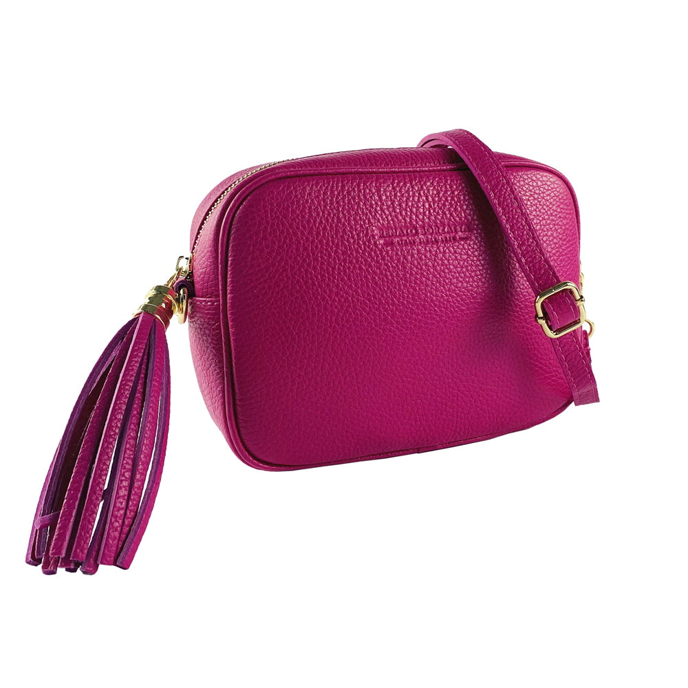 RB1007BE | Tracollina  Donna in Vera Pelle Made in Italy.Tracolla removibile. Attacchi con moschettoni in metallo Oro Lucido - Colore Fuxia - Dimensioni: cm 20 x 15 x 7-0