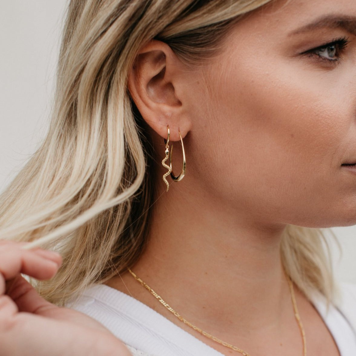 CLARA HOOPS EARRINGS